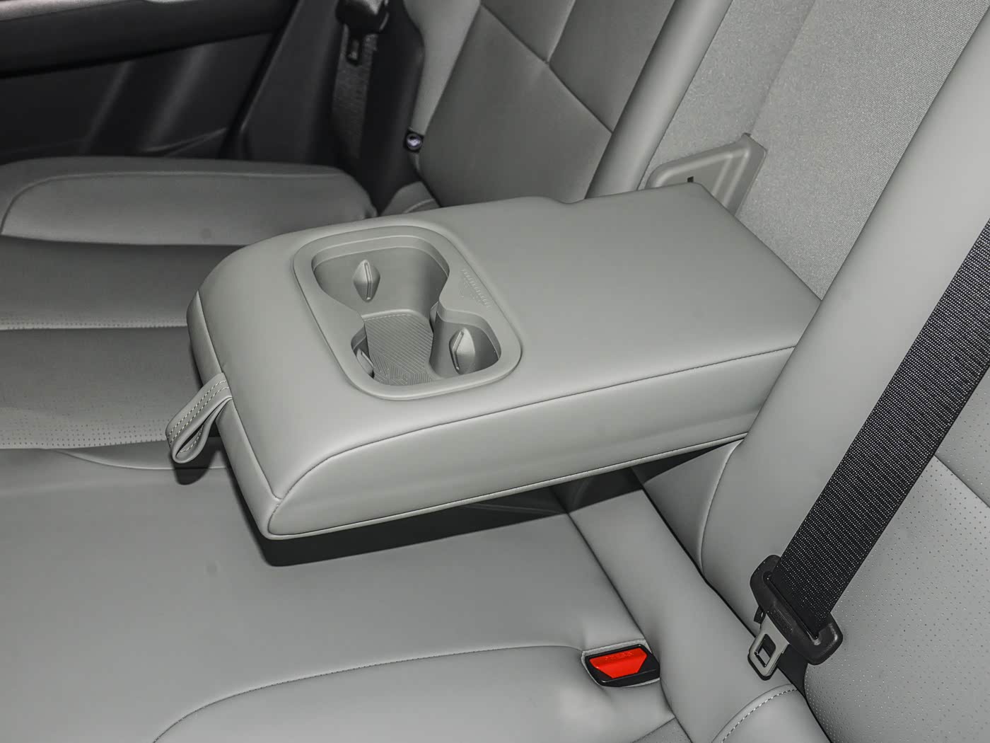 1400x1050_autohomecar__ChtlyGgesAWAS1c5ABlPVq-o_xE125